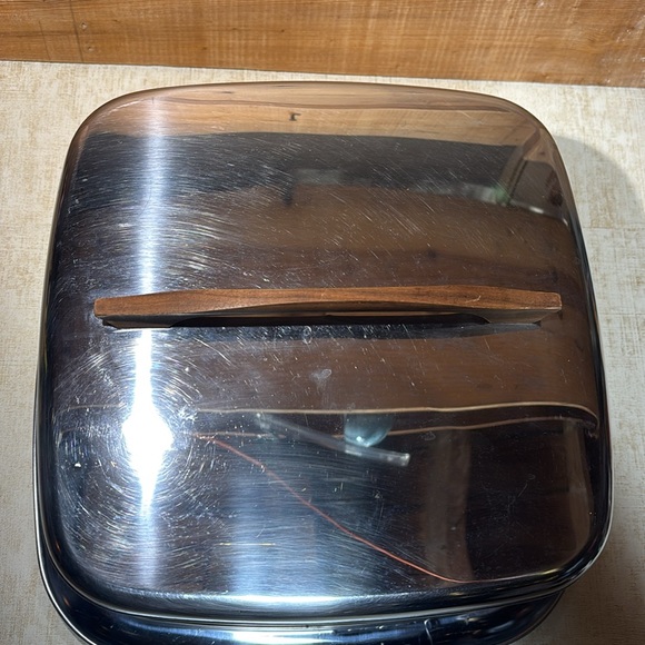 Vintage Mid Century Modern Lincoln Beautyware Cake Carrier w/ lock lid - Picture 16 of 16